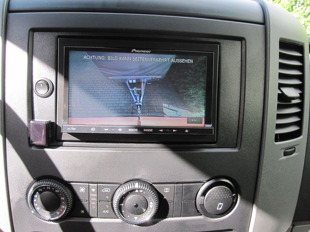 Rückfahrkamera am Mercedes Sprinter und am Anhänger nachgerüstet.
