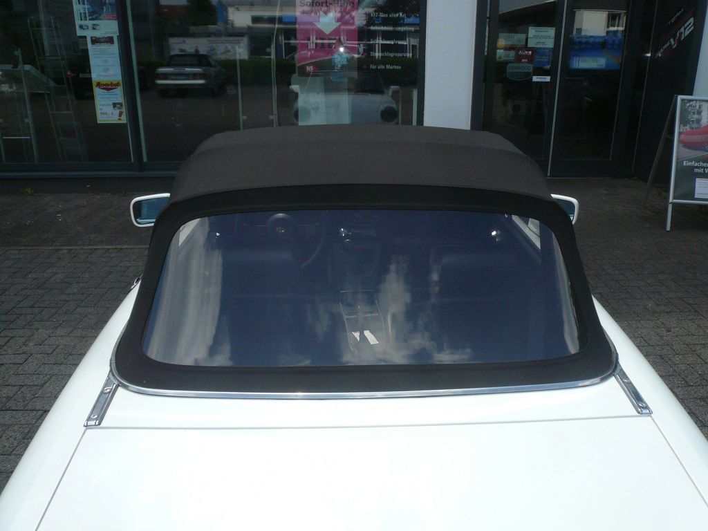 Alfa Spider, Verdeckbezug Sonnenland Stoff schwarz geliefert und montiert.