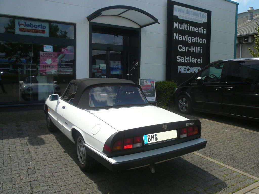 Alfa Spider, Verdeckbezug Sonnenland Stoff schwarz geliefert und montiert.