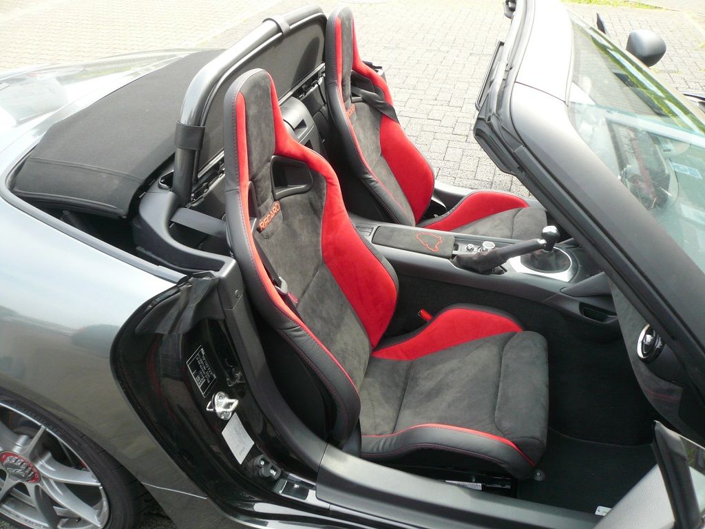 Recaro Sportster CS in Alcantara anthrazit/rot neu bezogen