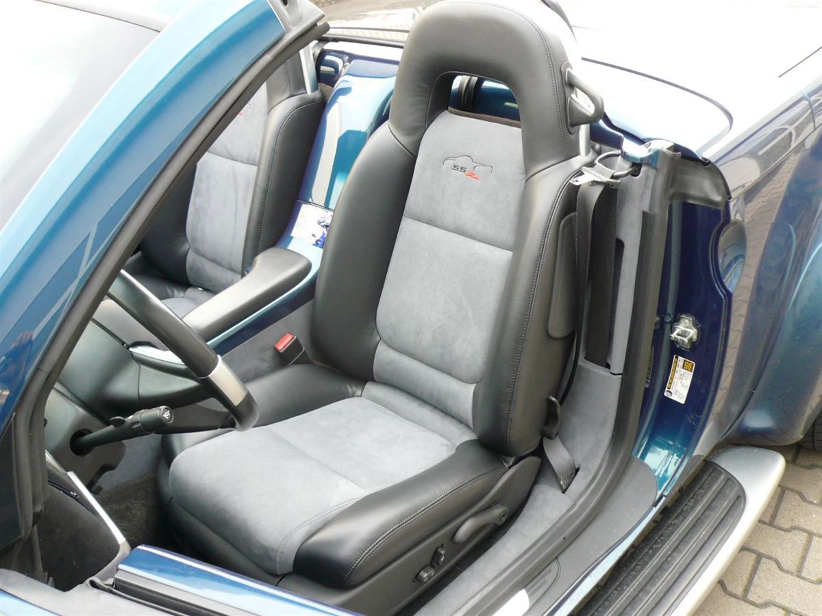 Chevrolet SS-R Armaturenbrett, Türverkleidungen, Mittelkonsole, Einstiegsabdeckungen und Sitzinnenteile in Alcantara neu bezogen. SS-R Logo eingestickt. Laderaum und Fußmatten in grauem Velours angefertigt.