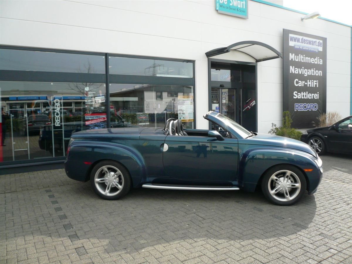 Chevrolet SS-R Armaturenbrett, Türverkleidungen, Mittelkonsole, Einstiegsabdeckungen und Sitzinnenteile in Alcantara neu bezogen. SS-R Logo eingestickt. Laderaum und Fußmatten in grauem Velours angefertigt.