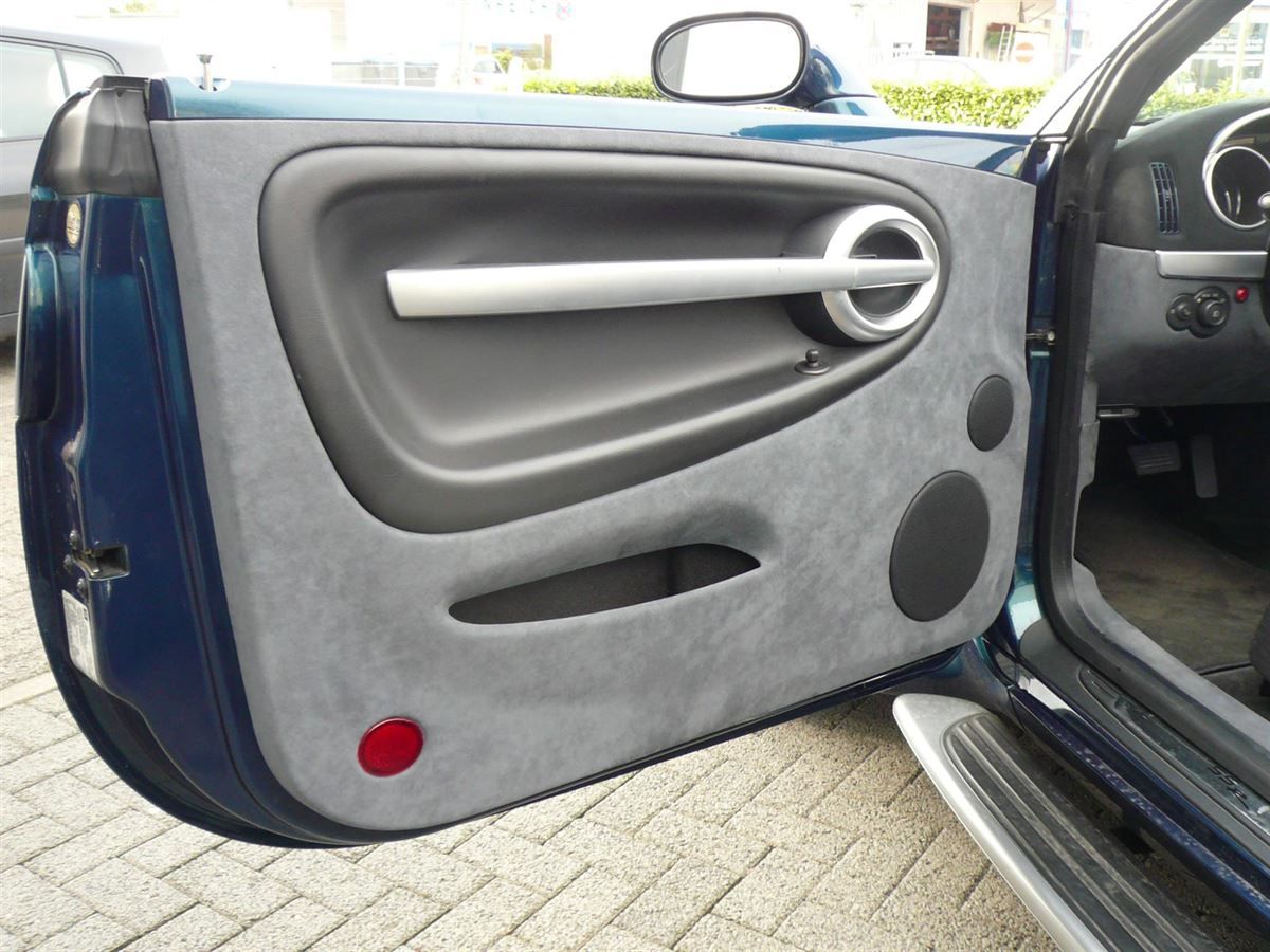 Chevrolet SS-R Armaturenbrett, Türverkleidungen, Mittelkonsole, Einstiegsabdeckungen und Sitzinnenteile in Alcantara neu bezogen. SS-R Logo eingestickt. Laderaum und Fußmatten in grauem Velours angefertigt.