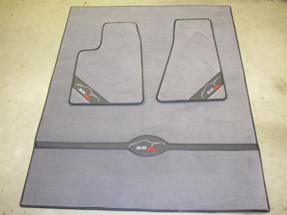 Chevrolet SS-R Armaturenbrett, Türverkleidungen, Mittelkonsole, Einstiegsabdeckungen und Sitzinnenteile in Alcantara neu bezogen. SS-R Logo eingestickt. Laderaum und Fußmatten in grauem Velours angefertigt.