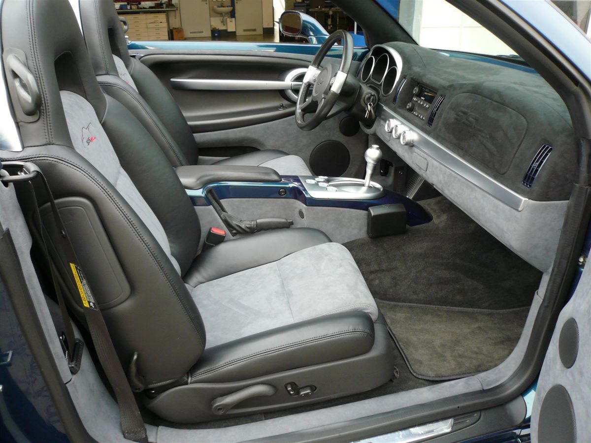 Chevrolet SS-R Armaturenbrett, Türverkleidungen, Mittelkonsole, Einstiegsabdeckungen und Sitzinnenteile in Alcantara neu bezogen. SS-R Logo eingestickt. Laderaum und Fußmatten in grauem Velours angefertigt.