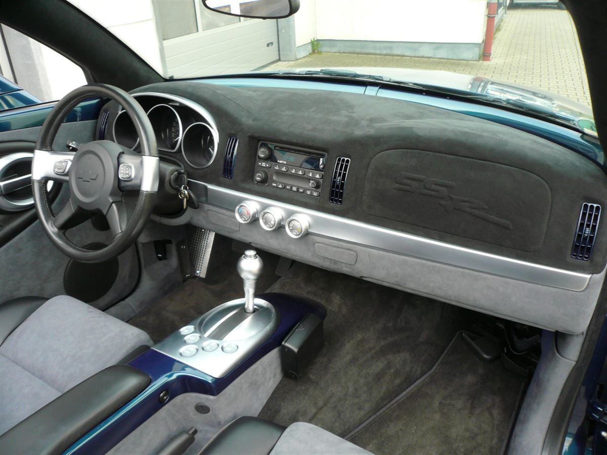 Chevrolet SS-R Armaturenbrett, Türverkleidungen, Mittelkonsole, Einstiegsabdeckungen und Sitzinnenteile in Alcantara neu bezogen. SS-R Logo eingestickt. Laderaum und Fußmatten in grauem Velours angefertigt.