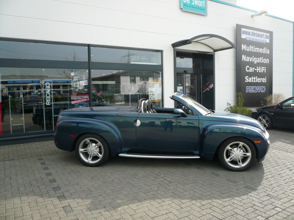 Pioneer AVIC Navigation nachgerüstet. Werkseitige Lenkrad-Fernbedienung auf das Pioneer Navi adaptiert.