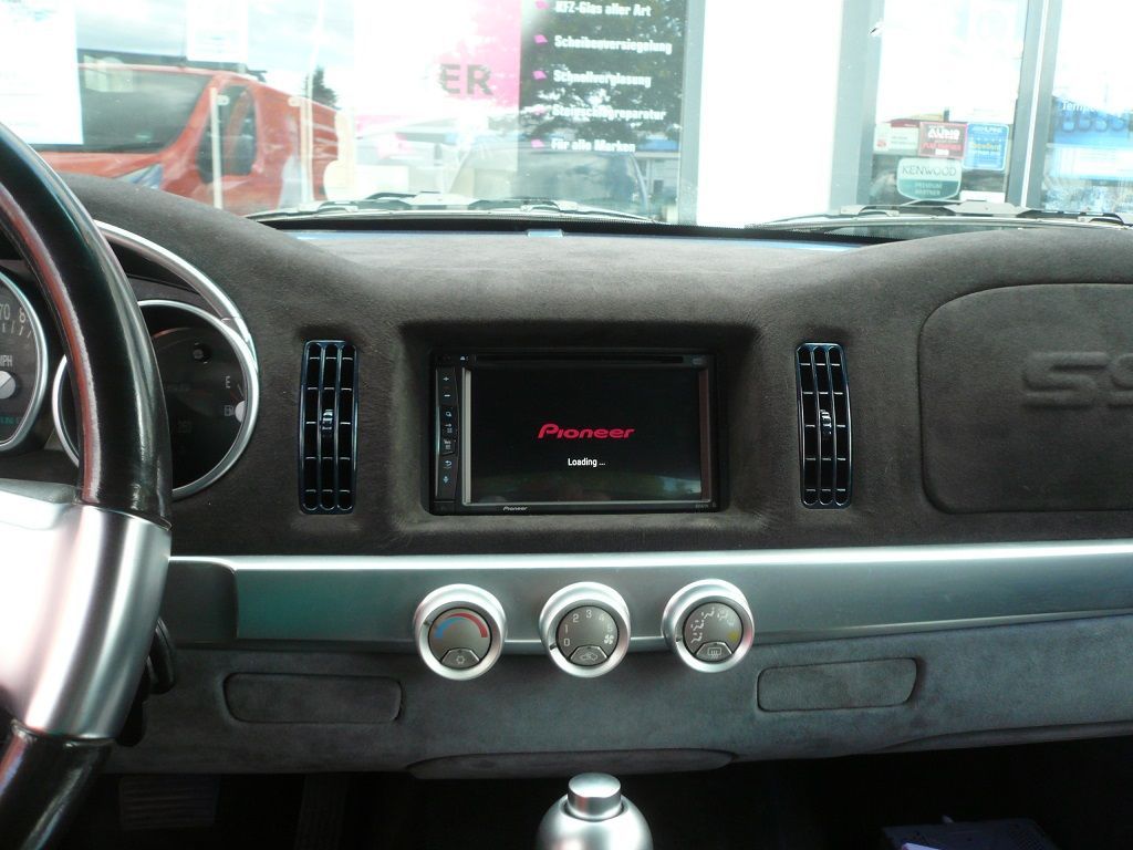 Pioneer AVIC Navigation nachgerüstet. Werkseitige Lenkrad-Fernbedienung auf das Pioneer Navi adaptiert.