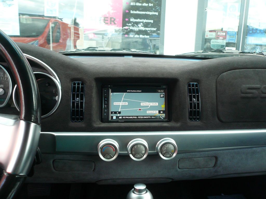 Pioneer AVIC Navigation nachgerüstet. Werkseitige Lenkrad-Fernbedienung auf das Pioneer Navi adaptiert.