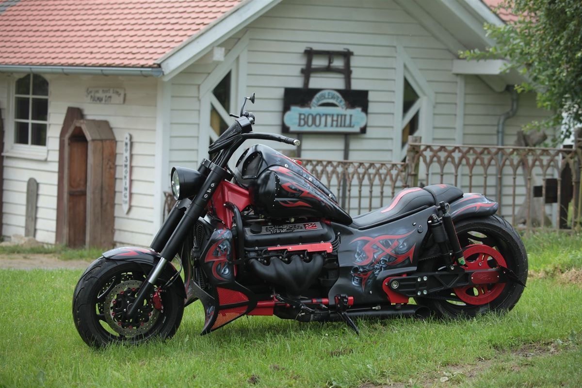 Sitzpolsterung angefertigt & angepasst. Bezug aus Leder zweifarbig nach Vorgabe angefertigt und montiert.