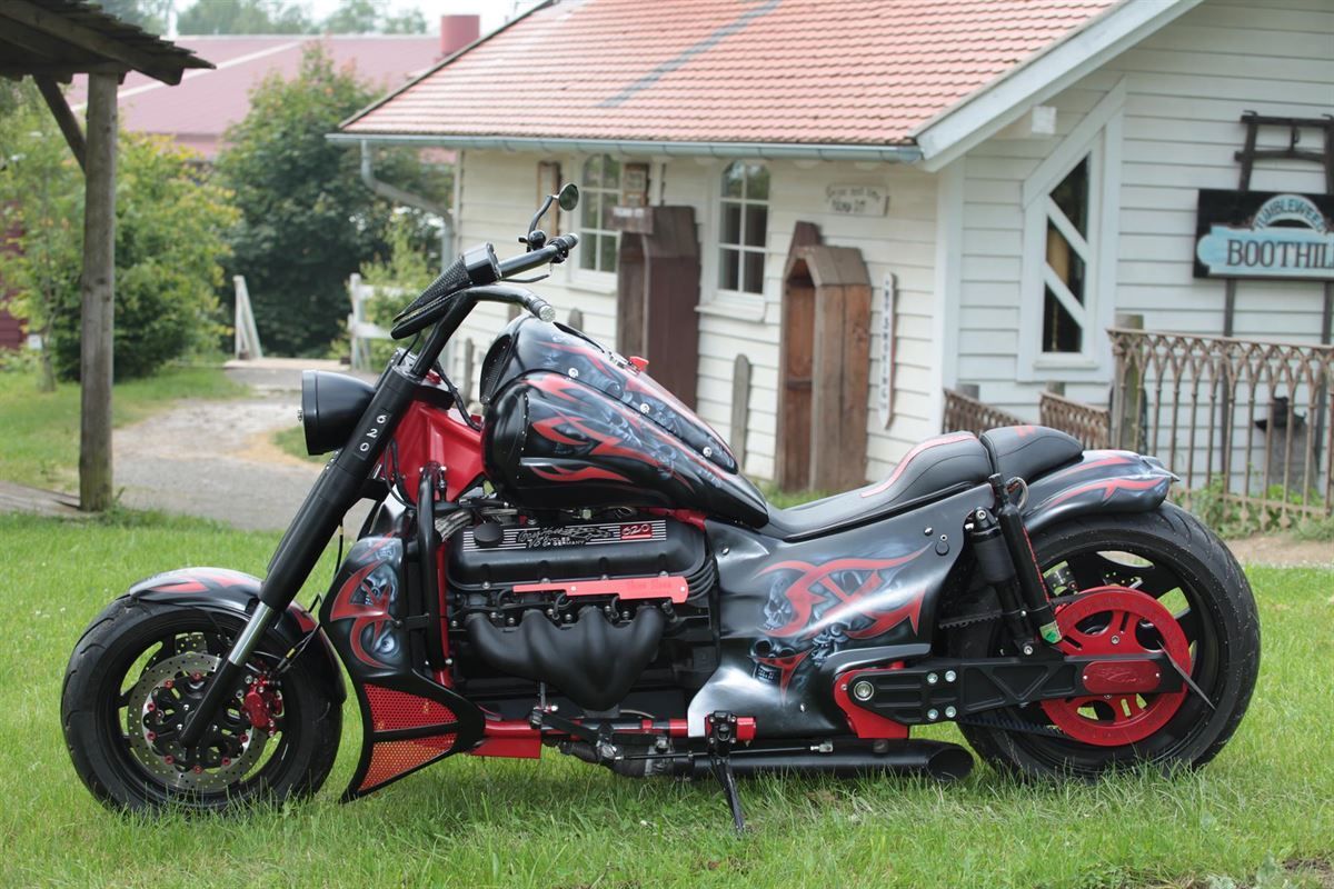 Sitzpolsterung angefertigt & angepasst. Bezug aus Leder zweifarbig nach Vorgabe angefertigt und montiert.