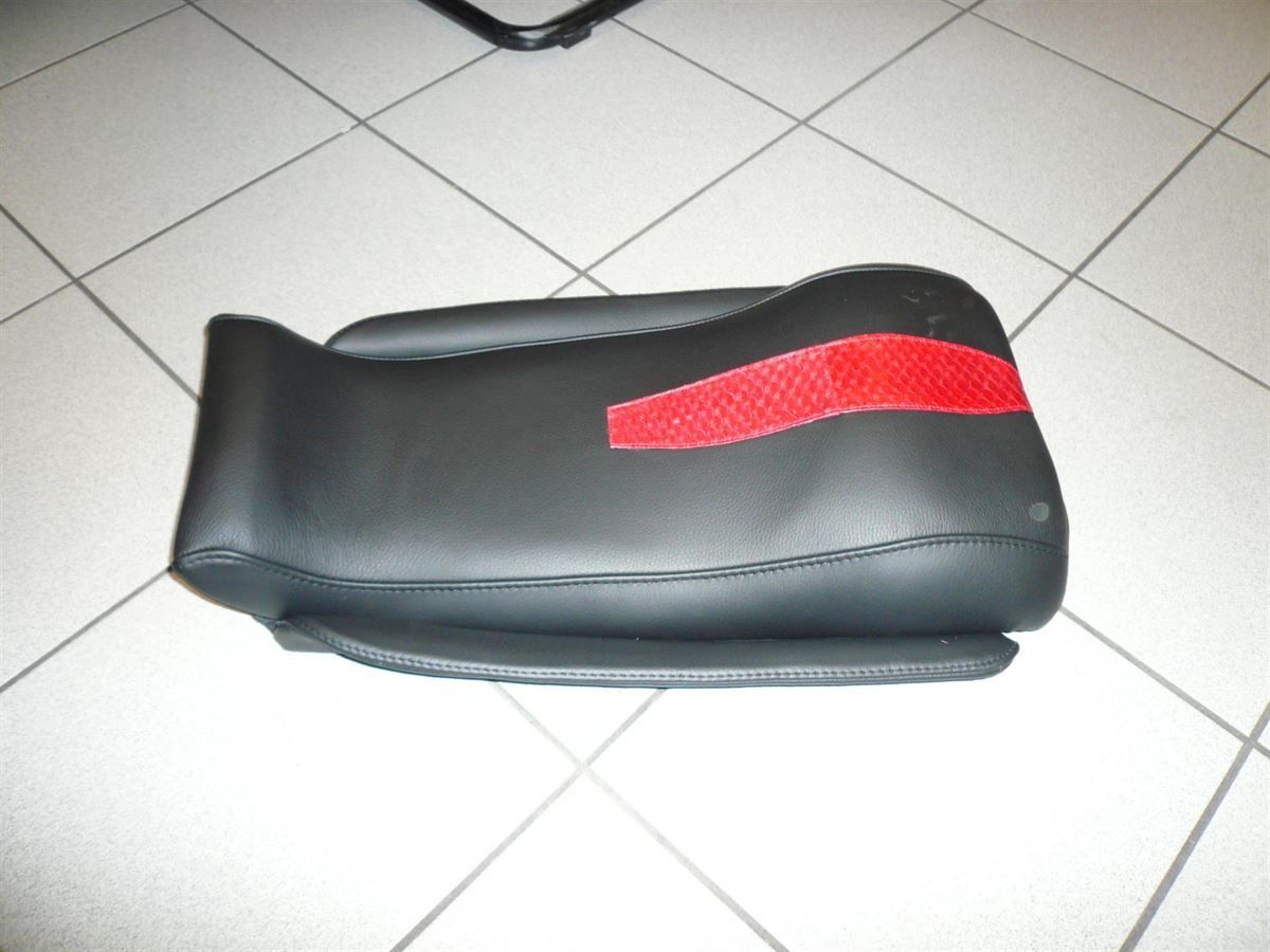 Sitzpolsterung angefertigt & angepasst. Bezug aus Leder zweifarbig nach Vorgabe angefertigt und montiert.