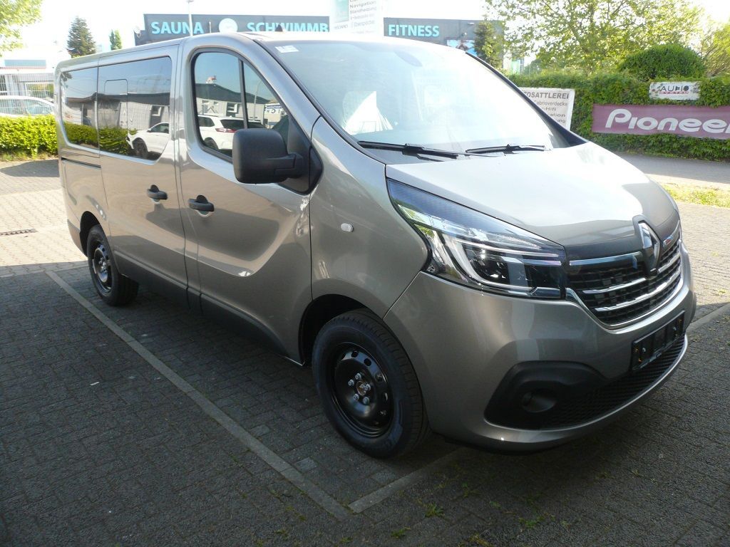 Spiegelmonitor und Rückfahrkamera in der dritten Bremsleuchte im Renault Trafic nachgerüstet.