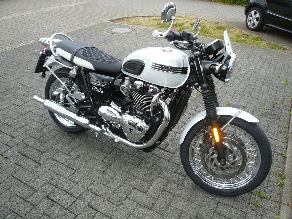 Triumph Bonneville T120 Diamond, Sitzbank Bezug in Alcantara/Leder schwarz mit weißen Nähten neu angefertigt.