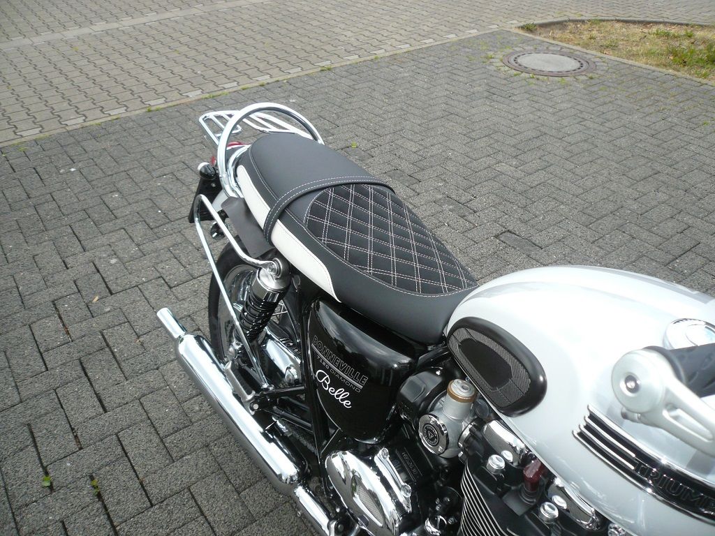 Triumph Bonneville T120 Diamond, Sitzbank Bezug in Alcantara/Leder schwarz mit weißen Nähten neu angefertigt.