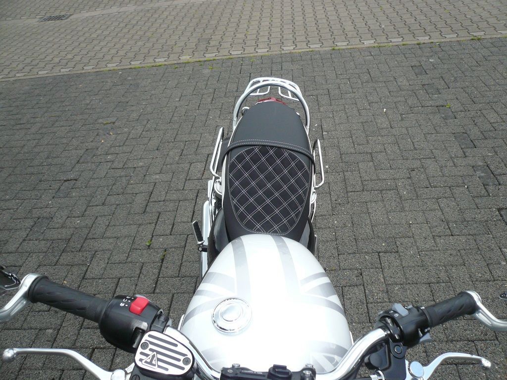 Triumph Bonneville T120 Diamond, Sitzbank Bezug in Alcantara/Leder schwarz mit weißen Nähten neu angefertigt.