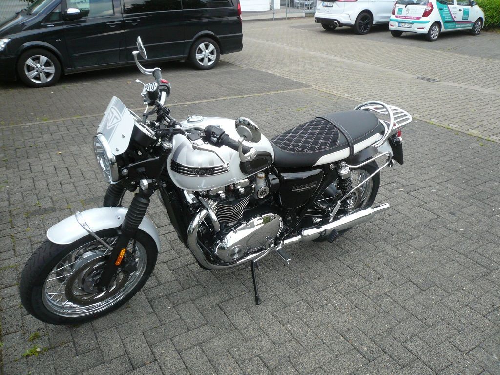 Triumph Bonneville T120 Diamond, Sitzbank Bezug in Alcantara/Leder schwarz mit weißen Nähten neu angefertigt.