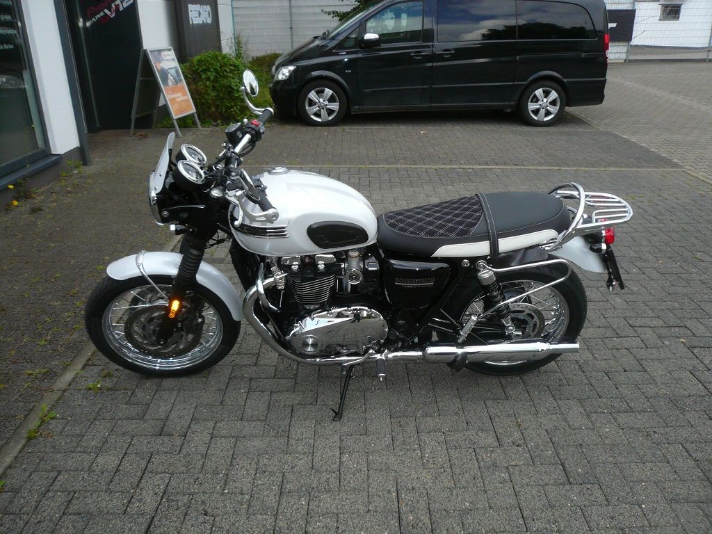Triumph Bonneville T120 Diamond, Sitzbank Bezug in Alcantara/Leder schwarz mit weißen Nähten neu angefertigt.