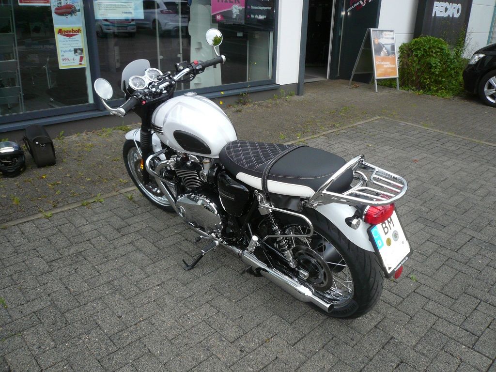 Triumph Bonneville T120 Diamond, Sitzbank Bezug in Alcantara/Leder schwarz mit weißen Nähten neu angefertigt.