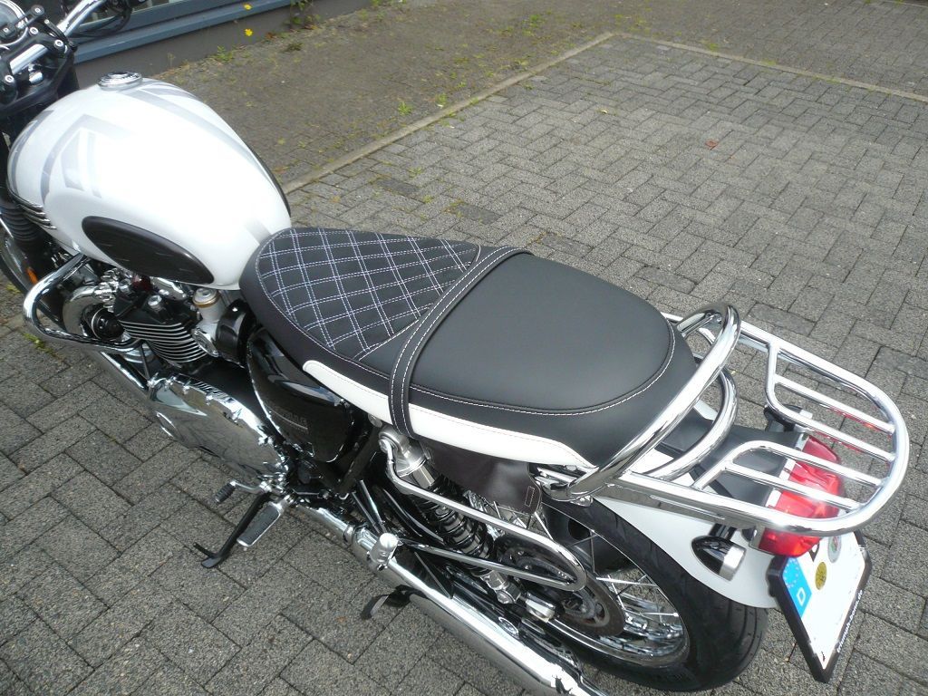 Triumph Bonneville T120 Diamond, Sitzbank Bezug in Alcantara/Leder schwarz mit weißen Nähten neu angefertigt.