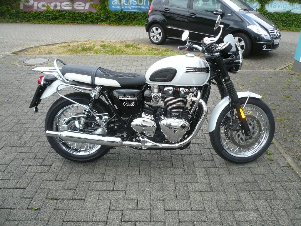 Triumph Bonneville T120 Diamond, Sitzbank Bezug in Alcantara/Leder schwarz mit weißen Nähten neu angefertigt.