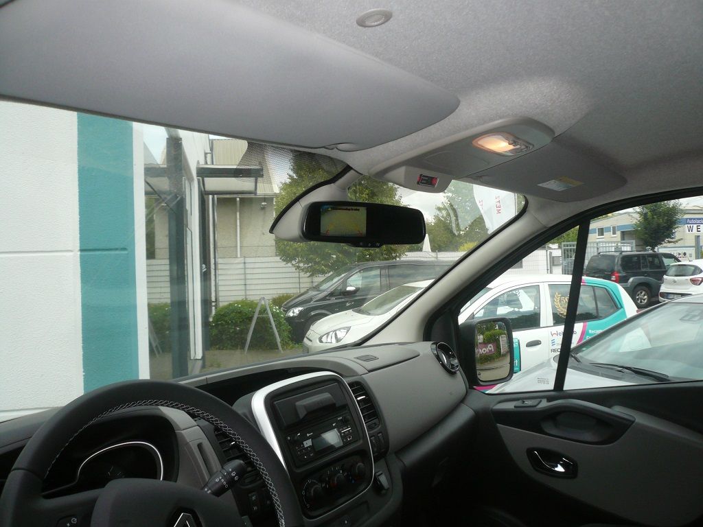 Spiegelmonitor und Rückfahrkamera in der dritten Bremsleuchte im Renault Trafic nachgerüstet.