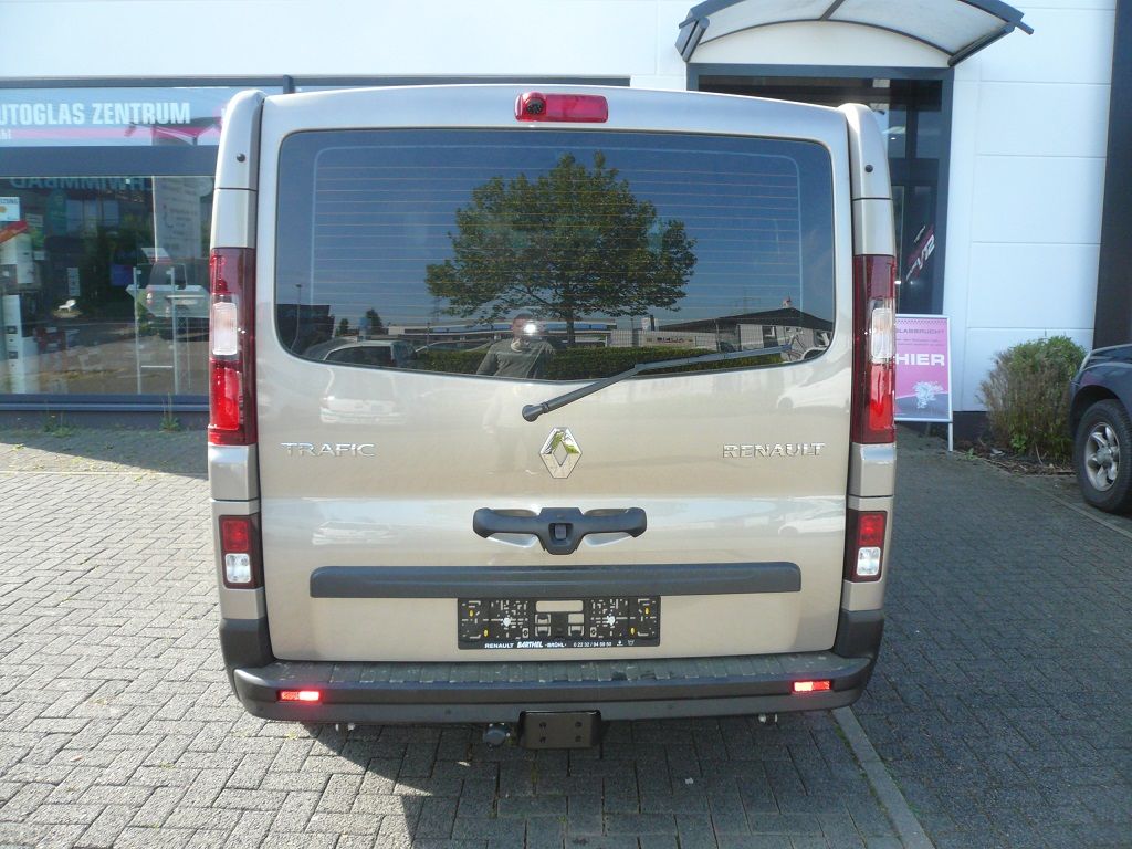 Spiegelmonitor und Rückfahrkamera in der dritten Bremsleuchte im Renault Trafic nachgerüstet.