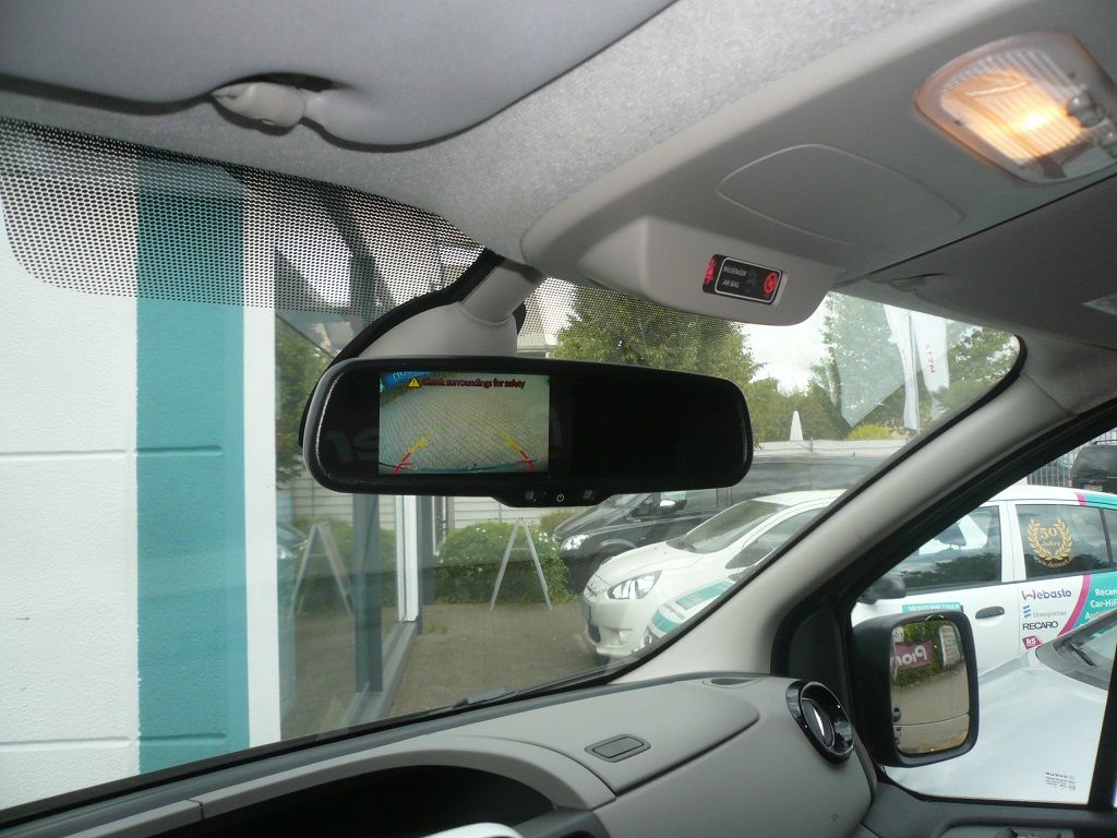 Spiegelmonitor und Rückfahrkamera in der dritten Bremsleuchte im Renault Trafic nachgerüstet.