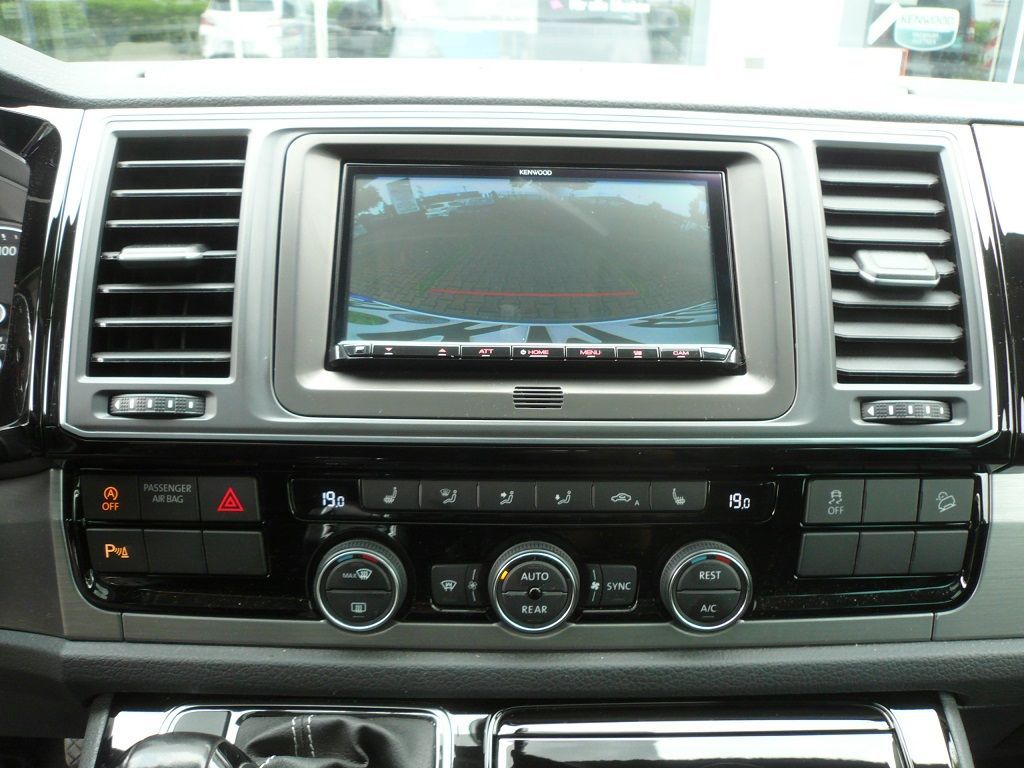 Kenwood DMX802DABS und Rückfahrkamera im VW T5 Bus nachgerüstet.