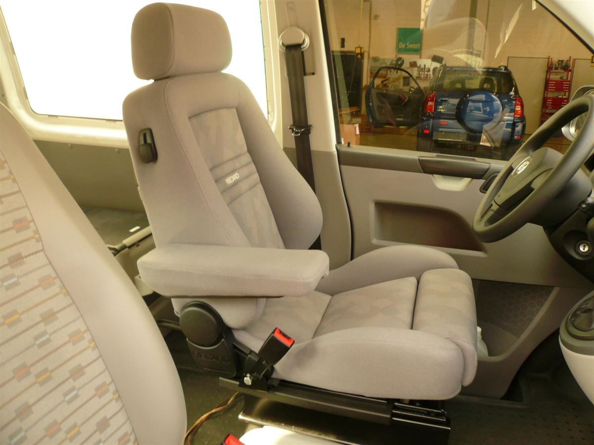RECARO Ergomed ES im T5 Bus montiert.