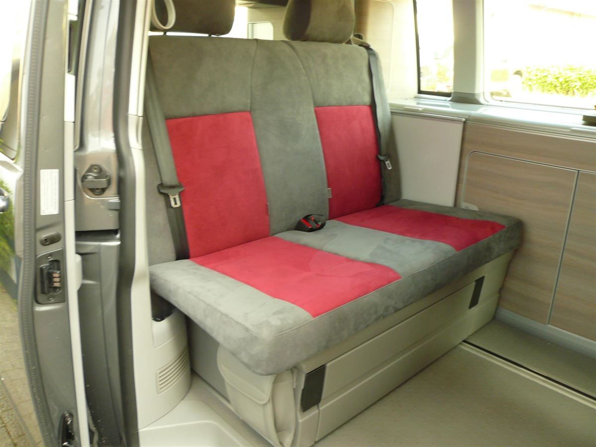 Innenausstattung in Alcantara rot/grau neu angefertigt und montiert.