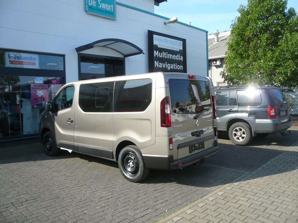 Spiegelmonitor und Rückfahrkamera in der dritten Bremsleuchte im Renault Trafic nachgerüstet.