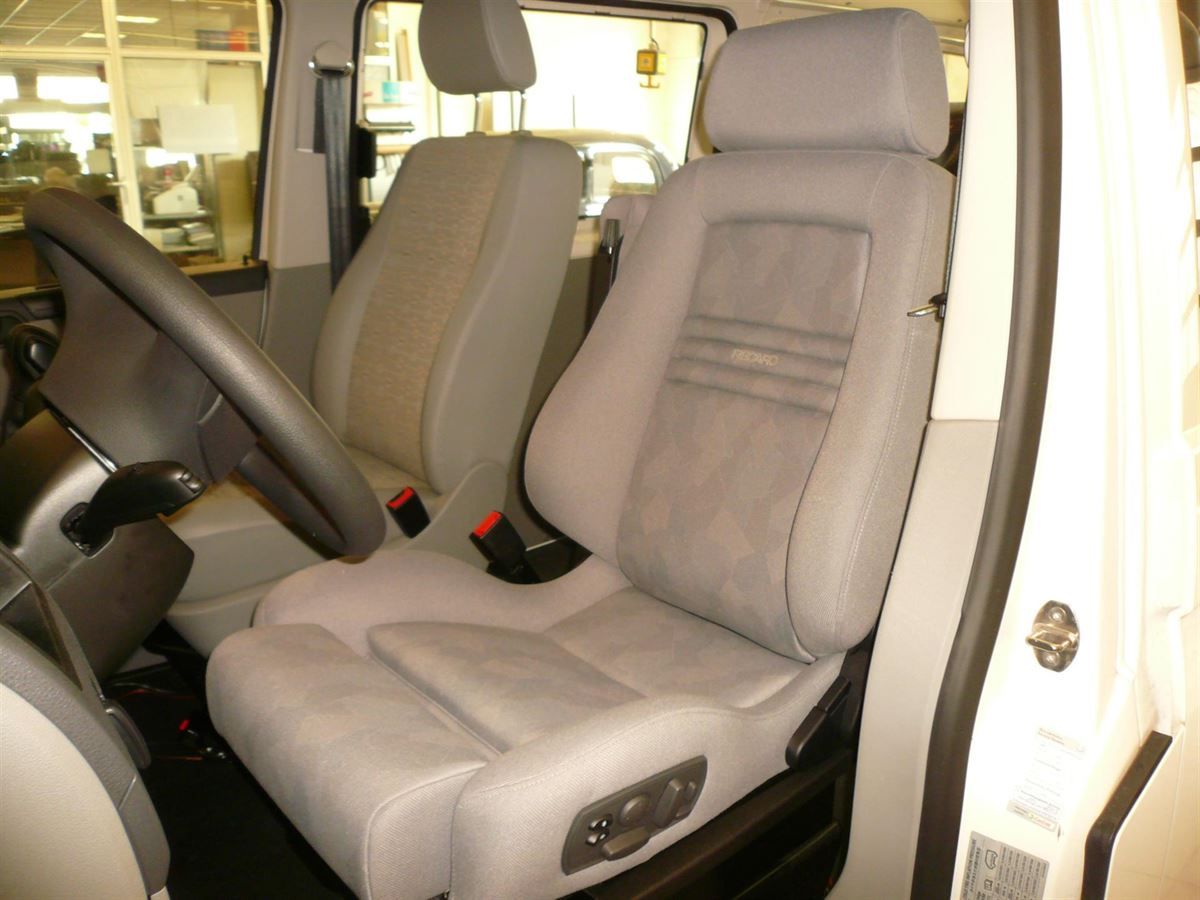 RECARO Ergomed ES im T5 Bus montiert.