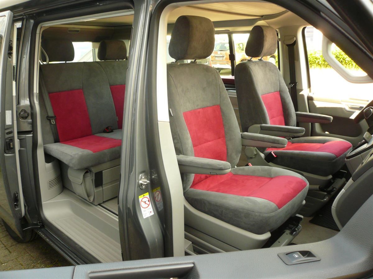 Innenausstattung in Alcantara rot/grau neu angefertigt und montiert.