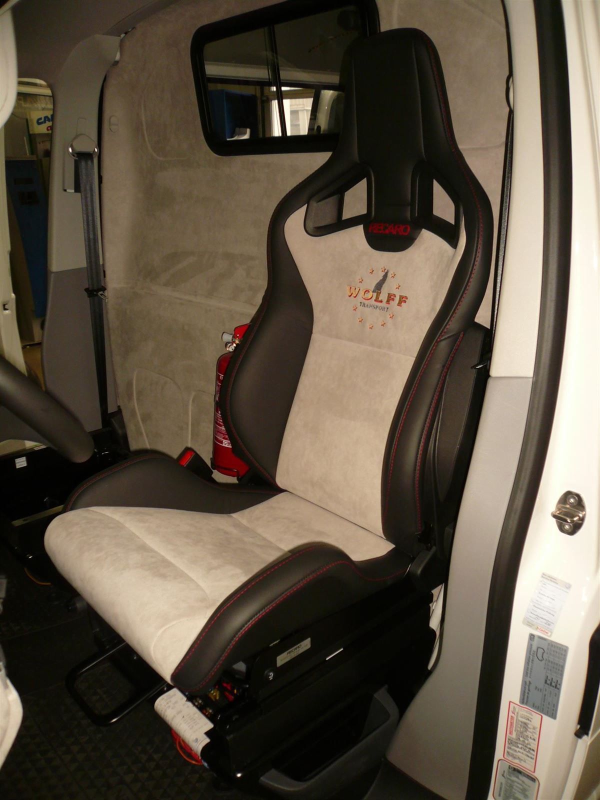 RECARO Sportster CS SAB in Leder/Alcantara mit Kunden-Logo neu bezogen & im T6 Bus montiert.