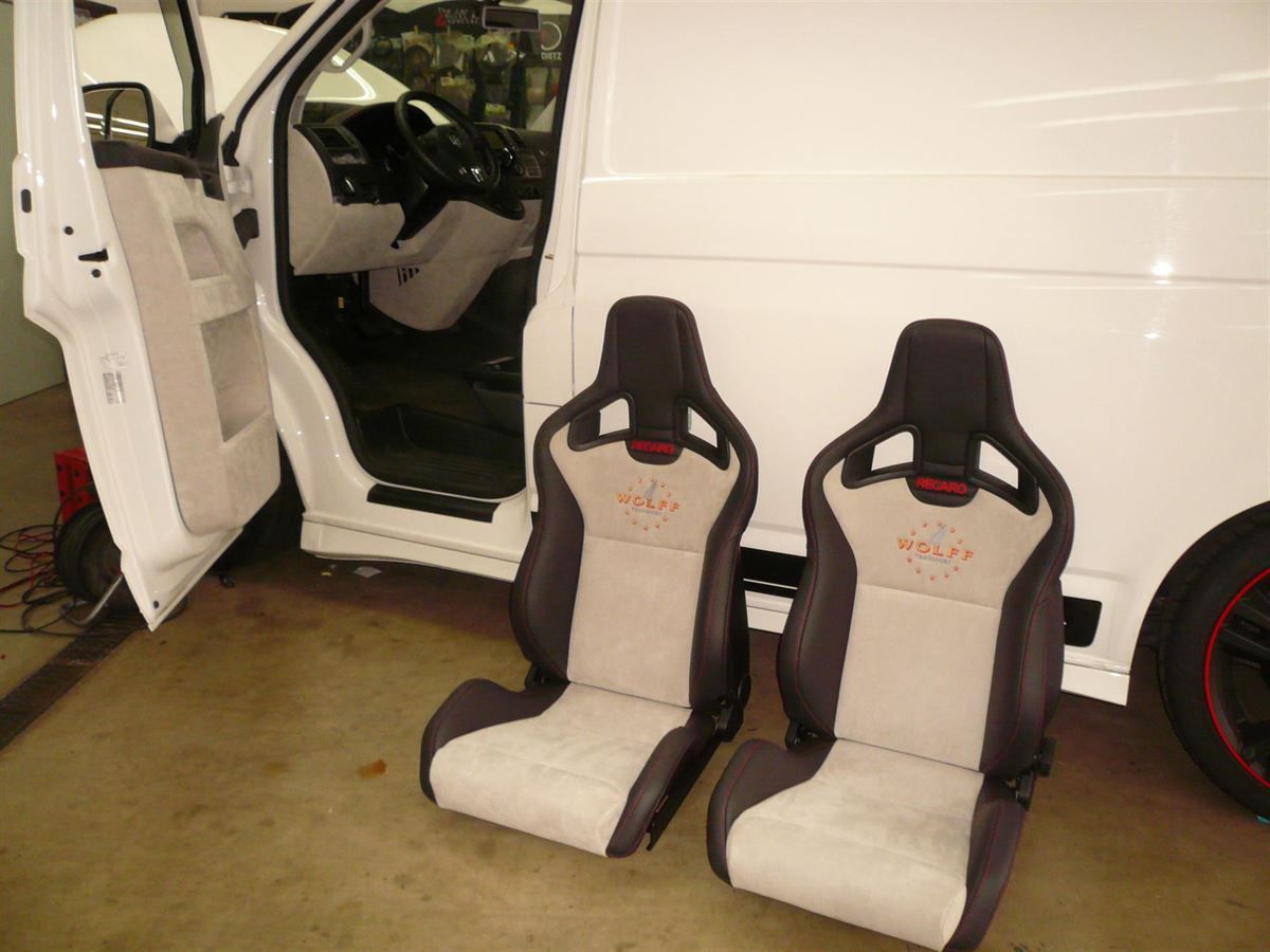 RECARO Sportster CS SAB in Leder/Alcantara mit Kunden-Logo neu bezogen & im T6 Bus montiert.
