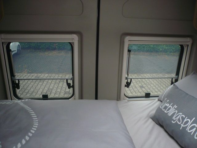 Fenster mit Thitronik Funk-Magnetkontakt gesichert.