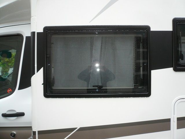 Fenster mit Thitronik Funk-Magnetkontakt gesichert.