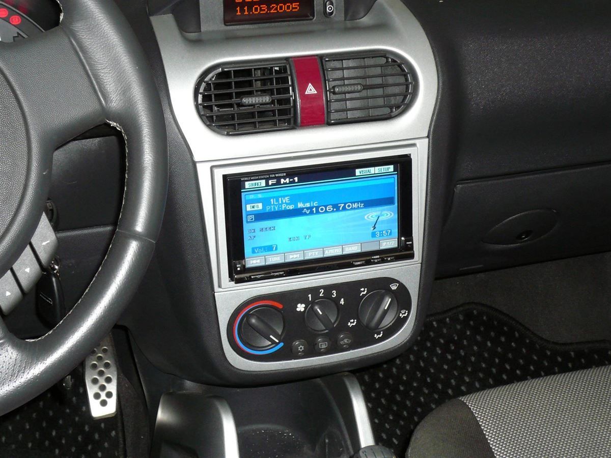 Alpine Doppel-DIN Navigation und DVB-T TV-Tuner im Tigra TwinTop nachgerüstet. Werkseitige Lenkrad-Fernbedienung auf das Alpine Navi adaptiert.