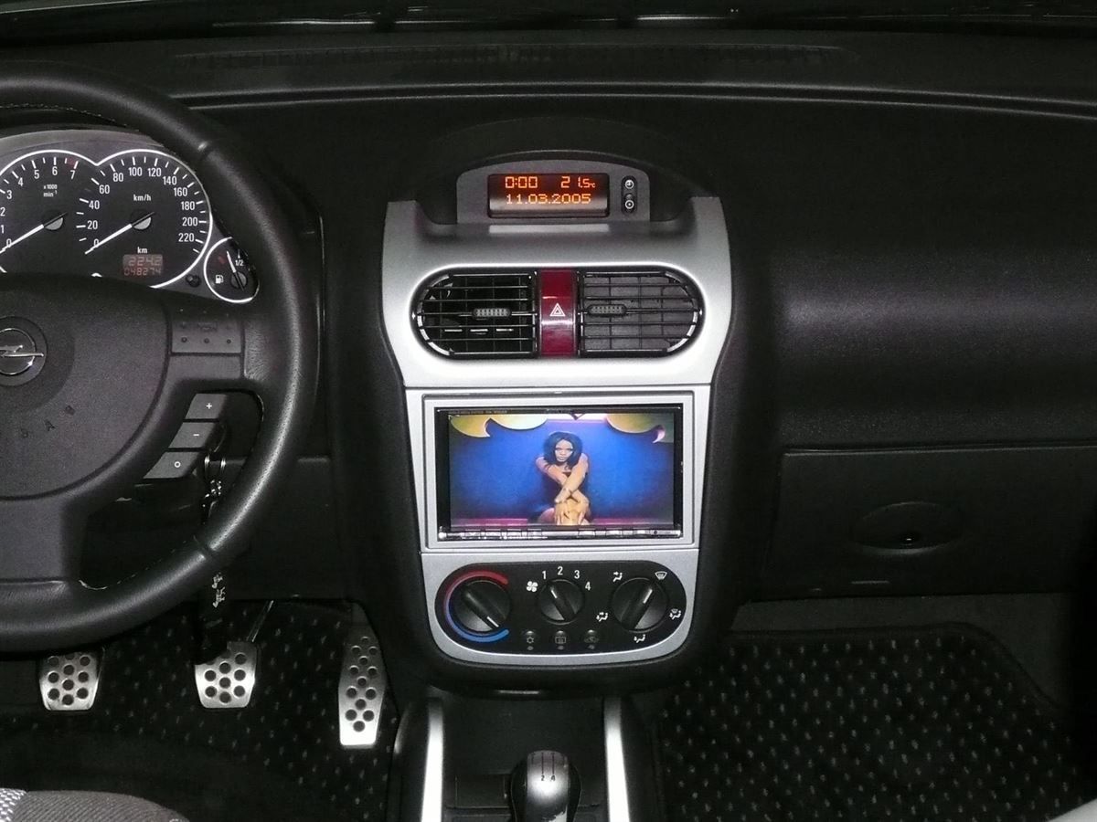 Alpine Doppel-DIN Navigation und DVB-T TV-Tuner im Tigra TwinTop nachgerüstet. Werkseitige Lenkrad-Fernbedienung auf das Alpine Navi adaptiert.