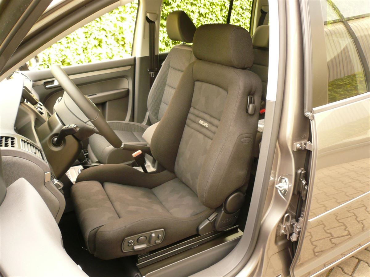 RECARO Ergomed ES SAB im Touran montiert.