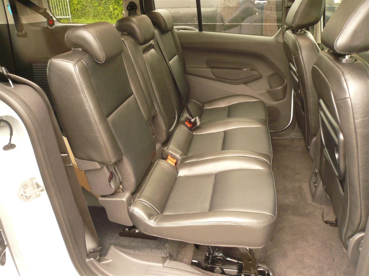 Ford Tourneo connect (Neufahrzeug) Innenausstattung in Kunstleder schwarz glatt/gelocht neu angefertigt und montiert.