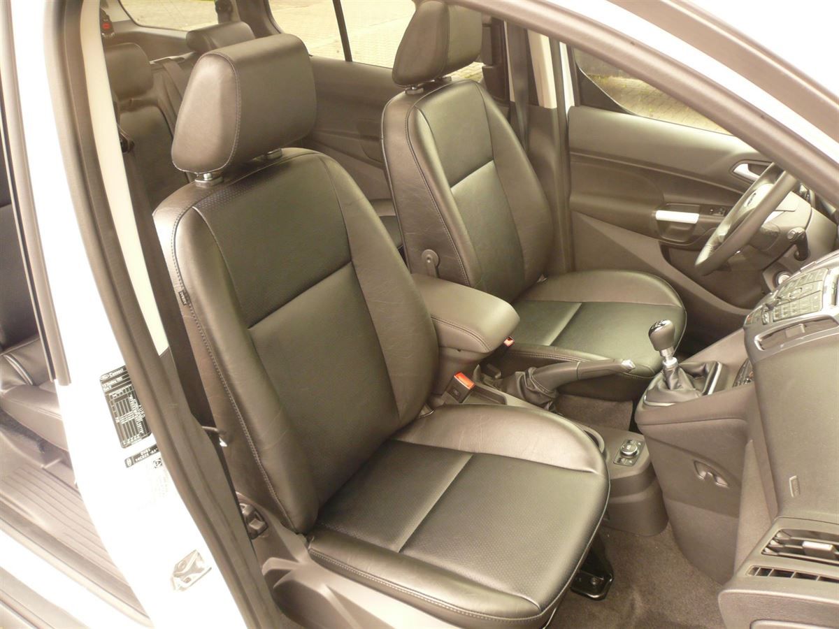 Ford Tourneo connect (Neufahrzeug) Innenausstattung in Kunstleder schwarz glatt/gelocht neu angefertigt und montiert.