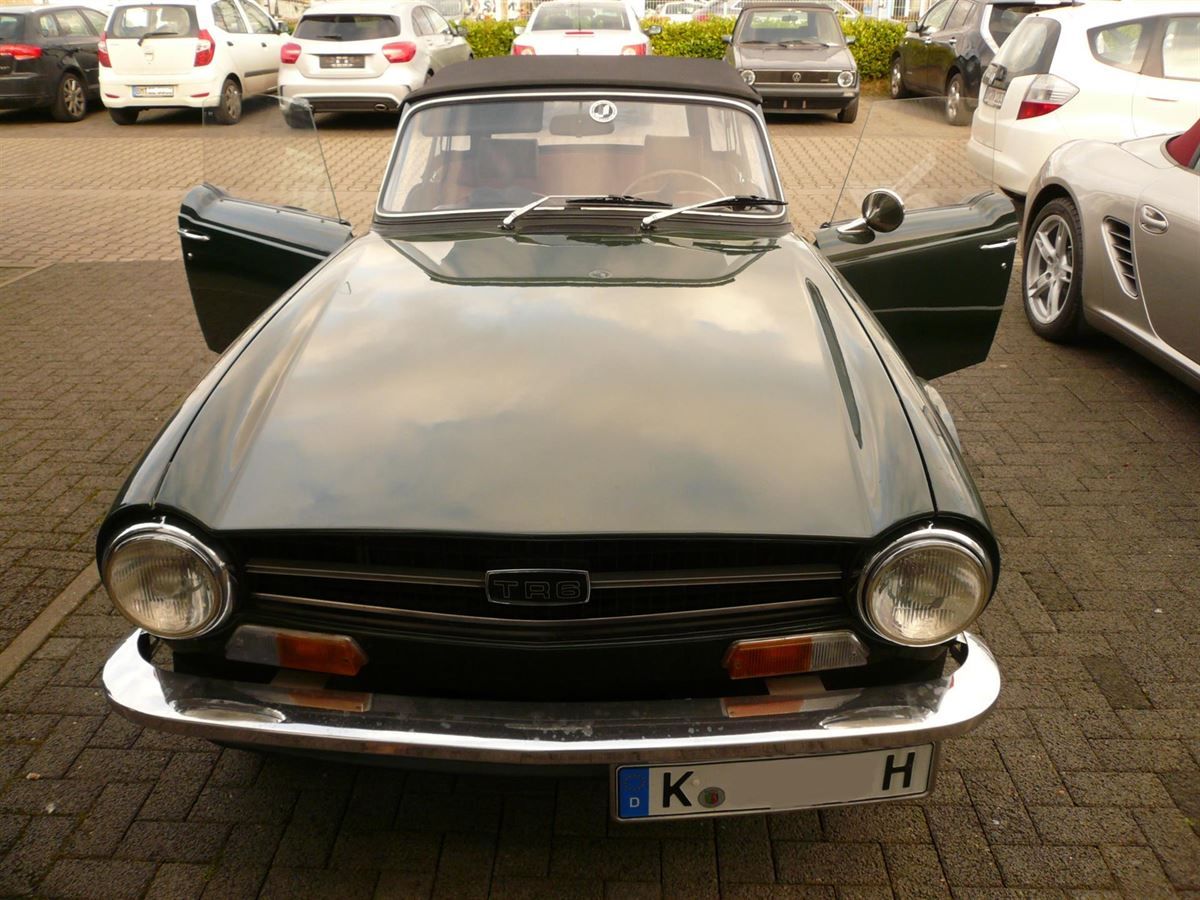 Radio & Lautsprecher nachgerüstet. Innenausstattung neu angefertigt.