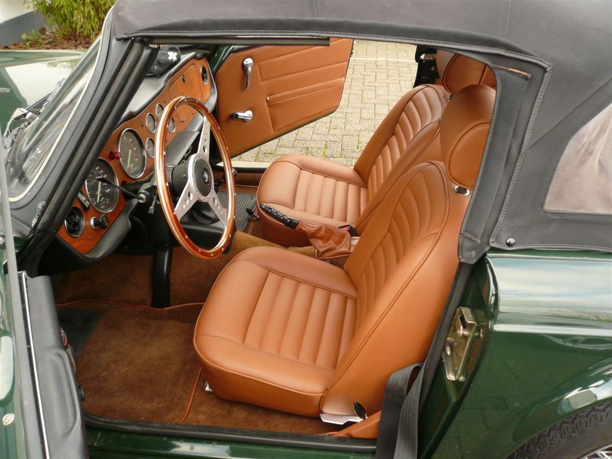 Radio & Lautsprecher nachgerüstet. Innenausstattung neu angefertigt.