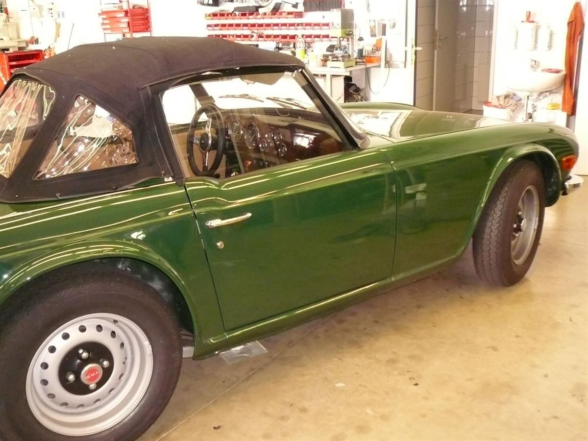 Radio & Lautsprecher nachgerüstet. Innenausstattung neu angefertigt.