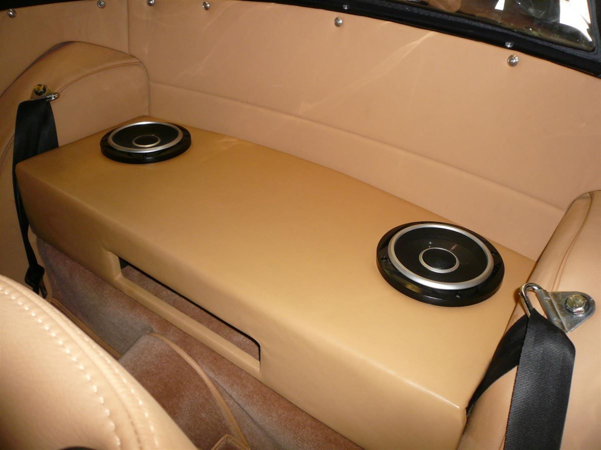 Radio & Lautsprecher nachgerüstet. Innenausstattung neu angefertigt.