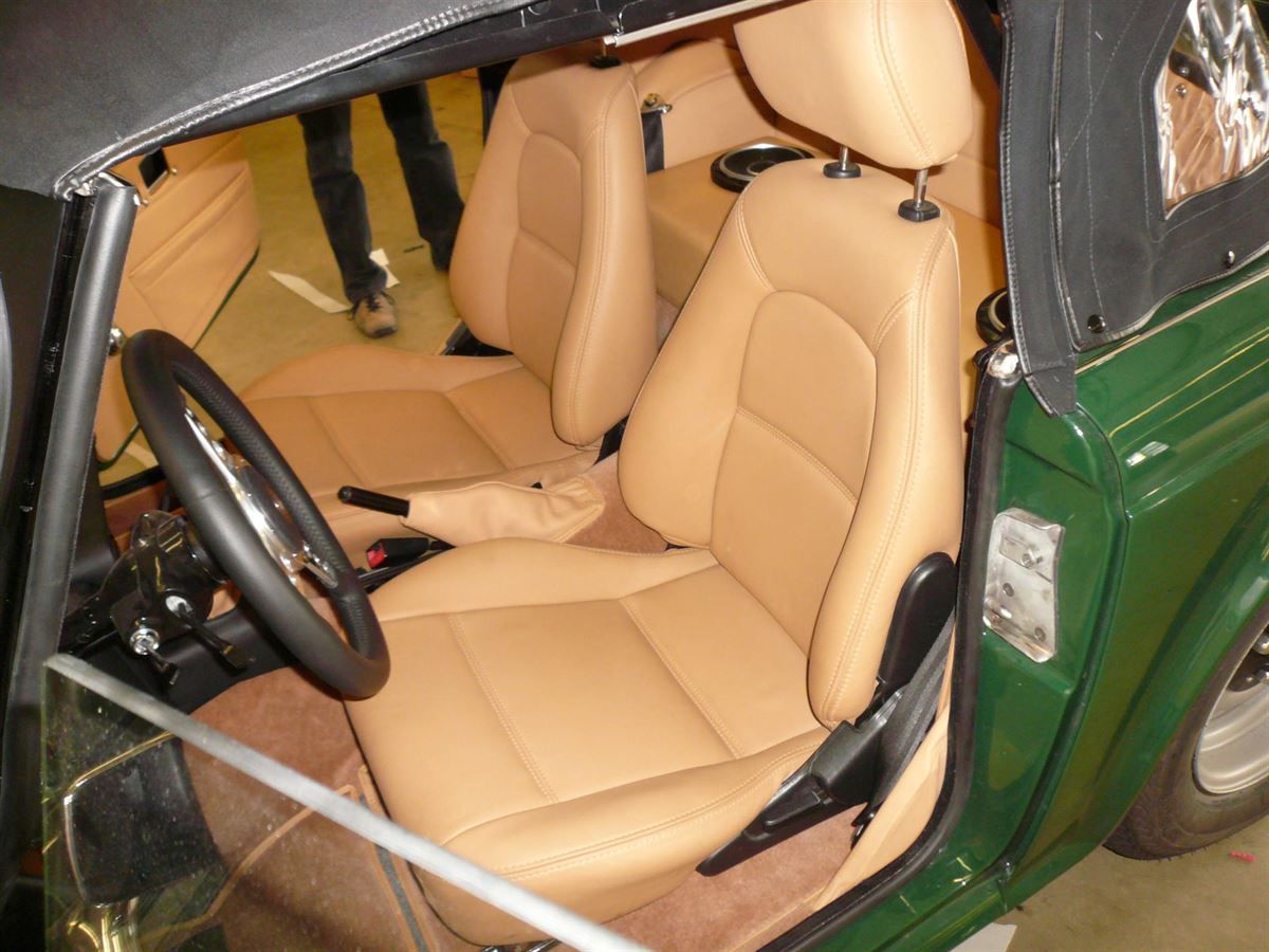 Radio & Lautsprecher nachgerüstet. Innenausstattung neu angefertigt.