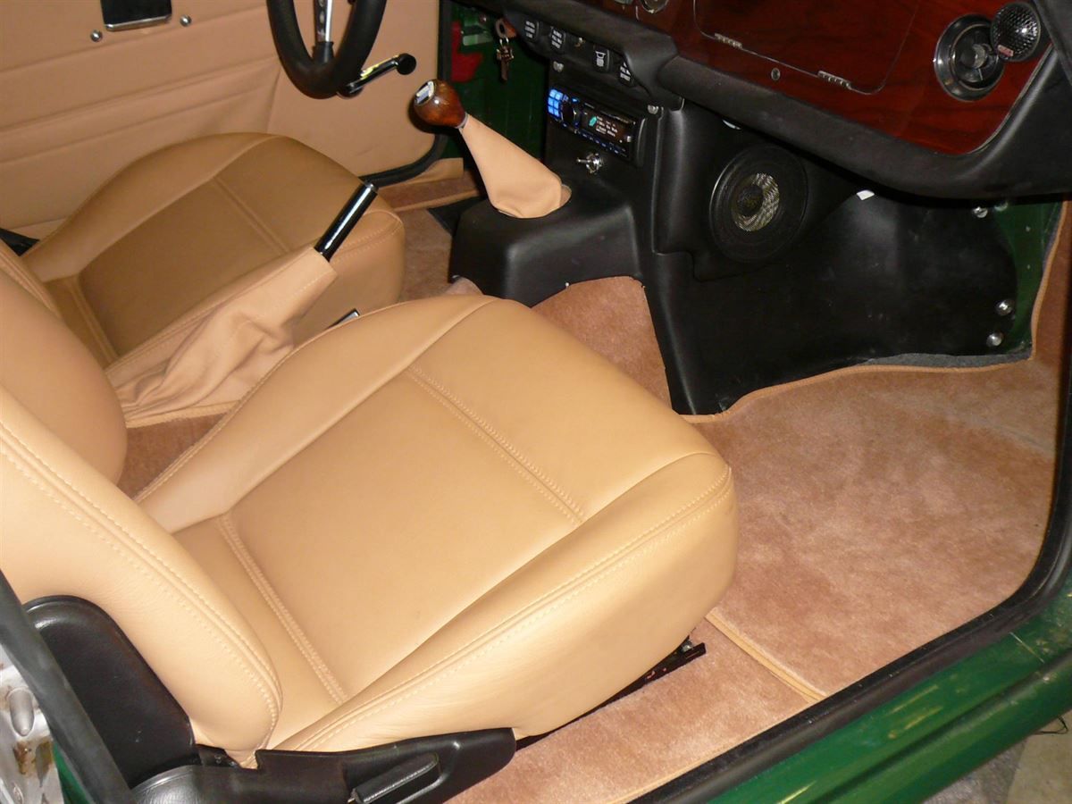 Radio & Lautsprecher nachgerüstet. Innenausstattung neu angefertigt.