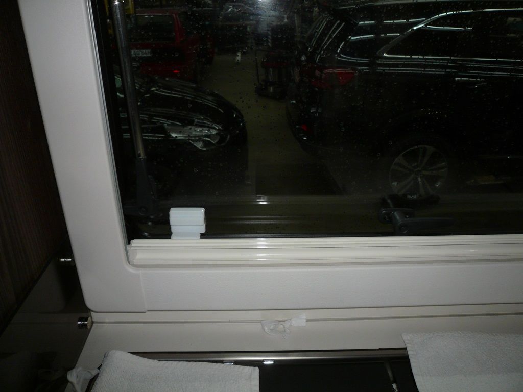 Thitronik WiPro Alarmanlage im Wohnmobil auf Ford Transit Basis mit Funk-Magnetkontakten an den Fenstern nachgerüstet.